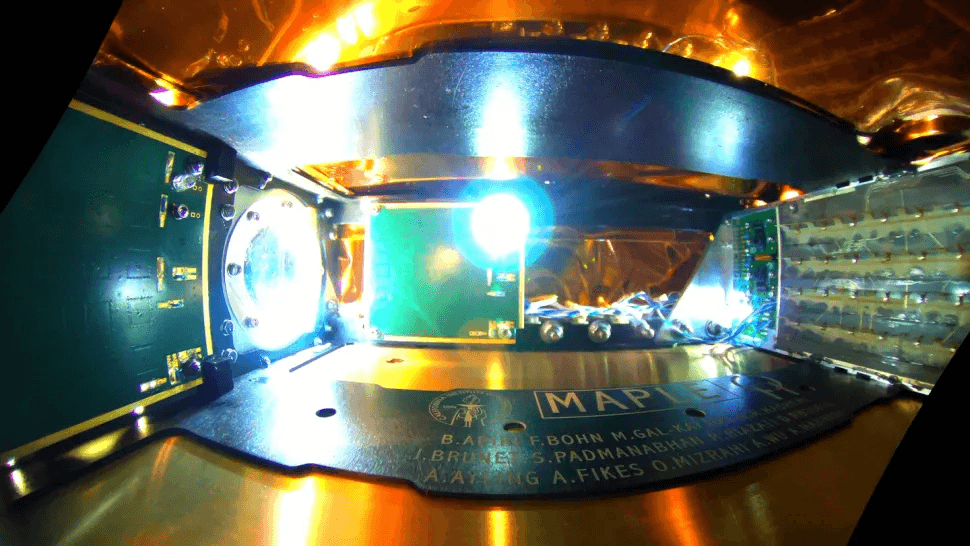 MAPLE内部的图像，MAPLE是太空太阳能演示器上的仪器，实现了通过太空无线传输能量。 （图片来源：加州理工学院）